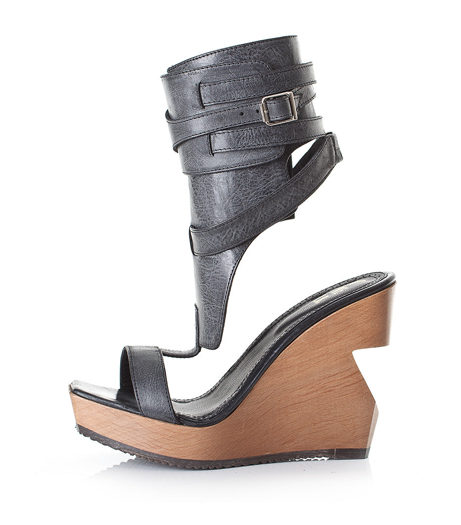 Cleft strap sandal